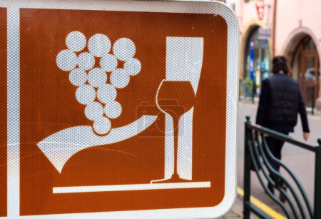 Téléchargez les photos : Symbole de la Route des vins - Route des vins, Route des vins en Alsace, France. - en image libre de droit