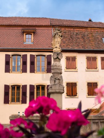 Téléchargez les photos : Rouffach, France - 11 octobre 2022 : Sculpture médiévale avec une statue de Marie avec Jésus à Rouffach, Alsace, France - en image libre de droit