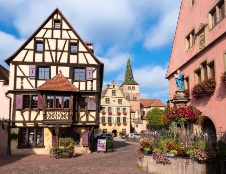 Foto de Turckheim, Francia - 12 de octubre de 2022: La antigua ciudad medieval de Turckheim en Alsacia. - Imagen libre de derechos