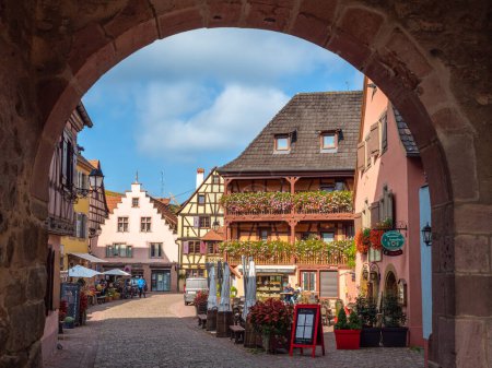 Foto de Turckheim, Francia - 12 de octubre de 2022: Vista a través de las puertas de la ciudad a la antigua ciudad medieval de Turckheim en Alsacia. - Imagen libre de derechos