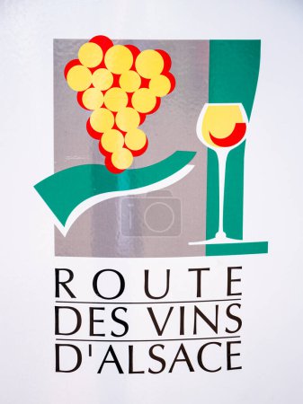 Téléchargez les photos : Soultz, France - 10 octobre 2022 : Panneau et symbole de la Route des vins en Alsace, France. Traduire en Français : Wine road - en image libre de droit