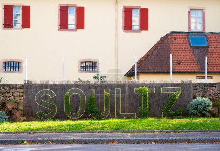 Foto de Soultz, Francia - 10 de octubre de 2022: Soultz es un pequeño pueblo en Alsacia. Pertenece al distrito de Thann-Guebwiller. - Imagen libre de derechos