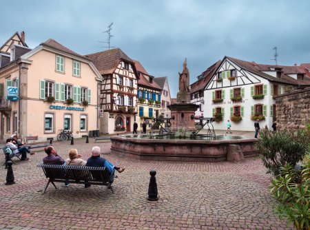 Foto de Eguisheim, Francia - 12 de octubre de 2022: Plaza del Castillo - Place du Chateau - y casas medievales tradicionales en Eguisheim en Alsacia a lo largo de la ruta del vino - Imagen libre de derechos