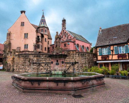Foto de Eguisheim, Francia - 12 de octubre de 2022: Casas medievales tradicionales en Eguisheim en Alsacia a lo largo de la ruta del vino - Imagen libre de derechos