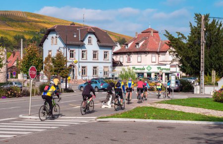 Foto de Turckheim, Francia - 12 de octubre de 2022: Un grupo de ciclistas en Turckheim a lo largo de la ruta del vino en Alsacia, Francia - Imagen libre de derechos