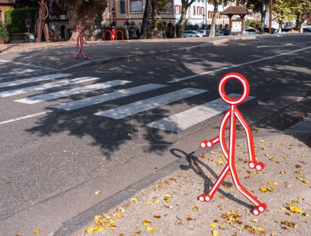 Foto de Turckheim, Francia - 12 de octubre de 2022: Cifras que advierten a los coches de un paso peatonal y precaución - Imagen libre de derechos