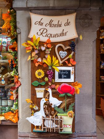 Foto de Riquewihr, Francia - 12 de octubre de 2022: Tienda con recuerdos y especialidades locales de Alsacia - Imagen libre de derechos