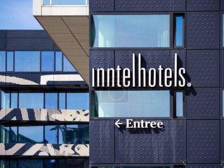 Foto de Rotterdam, Países Bajos - 28 de abril de 2022: El Inntel Hotels Rotterdam Centre de 4 estrellas está situado en un lugar único en el centro de Rotterdam. - Imagen libre de derechos