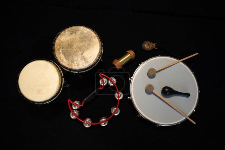 Foto de Un grupo de instrumentos de percusión incluyendo, tambor, palo, agitador, pandereta, congas - Imagen libre de derechos