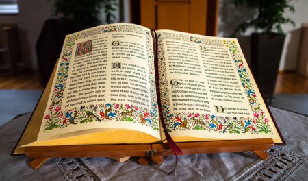 Foto de Embrach, Suiza - 23 de octubre de 2022: Un libro bíblico abierto sobre una mesa en la iglesia reformada evangélica en Embrach. - Imagen libre de derechos