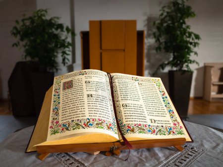 Téléchargez les photos : Embrach, Suisse - 23 octobre 2022 : Un livre biblique ouvert sur une table dans l'église évangélique réformée d'Embrach. - en image libre de droit