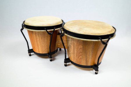 Téléchargez les photos : Une paire d'instruments à percussion congas sur fond blanc - en image libre de droit