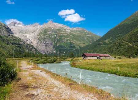 Rhone und Blick vom Dorf Gletsch in der Schweiz auf den Rhonegletscher