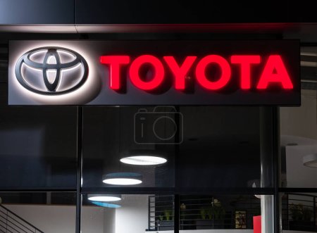 Téléchargez les photos : Ljubljana, Slovenia - December 26, 2022: A retailer of japanese car manufacturer Toyota in Ljubljana - en image libre de droit