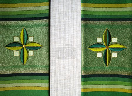 Foto de Estola litúrgica verde de un sacerdote católico con dos cruces - Imagen libre de derechos