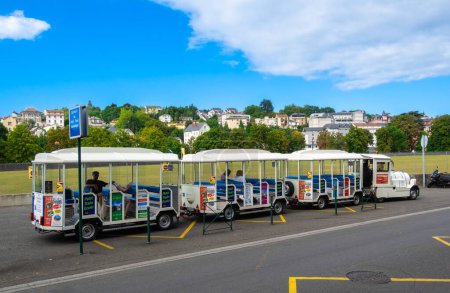 Téléchargez les photos : Lourdes, France - 28 août 2021 : Un petit train blanc pour les touristes souhaitant visiter la ville de Lourdes rapidement et sans fatigue. - en image libre de droit