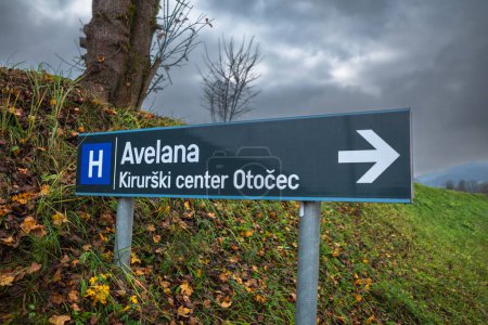 Foto de Otocec, Eslovenia - 11 de noviembre de 2022: Avelana es un centro quirúrgico especializado en venas varicosas en Otocec por Novo mesto. - Imagen libre de derechos