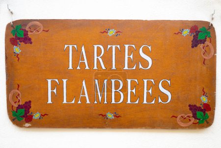 Foto de Strasbourg, France - December 13, 2022: Tarte Flambee is a specialty from Alsace and neighboring Lorraine, Saarland, Palatinate and Baden. - Imagen libre de derechos