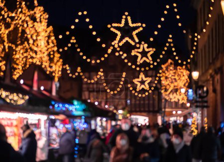 Téléchargez les photos : Image intentionnellement floue des gens sur le marché de Noël à Colmar, Alsace, France - en image libre de droit