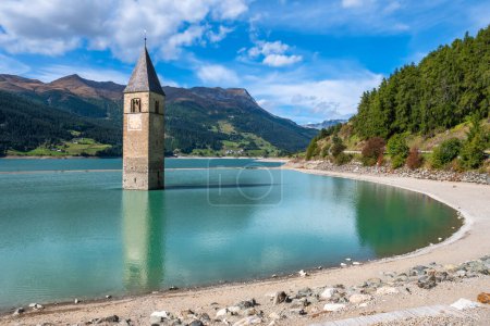 El campanario de la iglesia permanece del pueblo inundado Graun - Curon en Val Venosta, Tirol del Sur, Italia