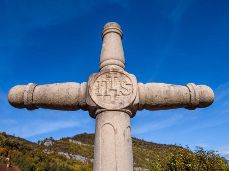 Téléchargez les photos : Une croix de pierre médiévale avec un signe IHS à Saint Ursanne, Suisse - en image libre de droit