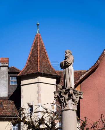Téléchargez les photos : Sainte Ursanne, Suisse - 19 octobre 2021 : Statue extérieure de Sainte Ursanne dans un canton suisse du Jura. - en image libre de droit