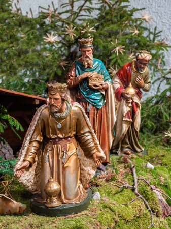 Foto de Vohrenbach, Germany - January 16, 2022: The holy three kings coming with gifts to visit the newborn Jesus in Betlehem - Imagen libre de derechos