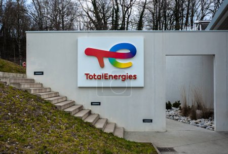 Téléchargez les photos : Ripaille, France - 2 mars 2023 : TotalEnergies est une multinationale française intégrée de l'énergie et du pétrole. - en image libre de droit