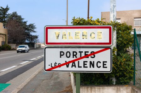 Téléchargez les photos : Valence, France - 2 mars 2023 : Un panneau marquant le début de la ville de Valence, France - en image libre de droit