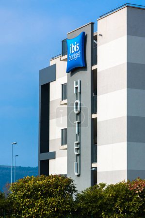 Téléchargez les photos : Valence, France - 2 mars 2023 : Ibis Budget est la marque low-cost de la chaîne d'hôtels Ibis. - en image libre de droit