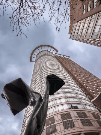 Téléchargez les photos : Francfort, Allemagne - 29 janvier 2023 : La Westend Tower (DZ Bank) à Francfort avec sa sculpture Inverted Collar and Tie - en image libre de droit
