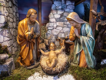 Foto de Venzone, Italia - 29 de diciembre de 2022: Belén de Navidad en la catedral de Venzone, Italia - Imagen libre de derechos