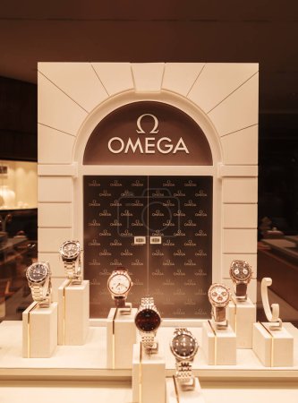 Téléchargez les photos : Zurich, Suisse - 15 décembre 2022 : Fenêtre de magasin de montres Omega à Zurich et logo de la marque. - en image libre de droit