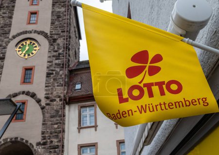 Foto de Villingen-Schwenningen, Alemania - 30 de abril de 2023: Logo, signo de Lotto Alemán. Se conoce como lotería nacional que da la oportunidad de ganar varios millones de euros jackpot - Imagen libre de derechos