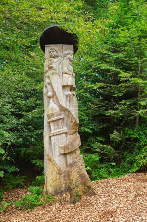 Téléchargez les photos : La sculpture du monastère coulé sur le sentier de la forêt magique mène à 2,5 kilomètres à travers le paysage enchanté de la lande haute des Taubenmoos à Bernau, district d'Oberlehen, région de la Forêt-Noire en Allemagne. - en image libre de droit