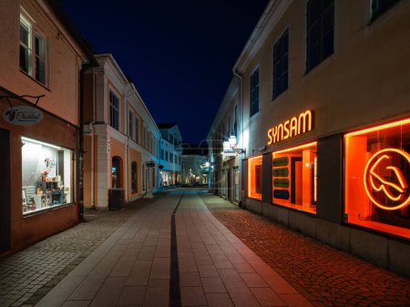 Foto de Vadstena, Suecia - 26 de mayo de 2023: Calle comercial vacía en Vadstena en hora azul. - Imagen libre de derechos