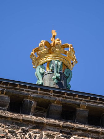 Téléchargez les photos : Skansen Kronan est une ancienne forteresse avec une couronne dorée sur le toit, qui se dresse au-dessus du quartier de Gothenburgs Haga. - en image libre de droit