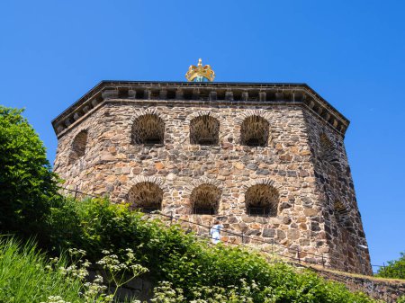 Téléchargez les photos : Skansen Kronan est une ancienne forteresse avec une couronne dorée sur le toit, qui se dresse au-dessus du quartier de Gothenburgs Haga. - en image libre de droit
