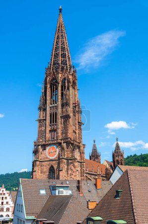Foto de Friburgo, Alemania - 6 de julio de 2023: La catedral de Friburgo de Breisgau, al suroeste de Alemania - foto vertical - Imagen libre de derechos