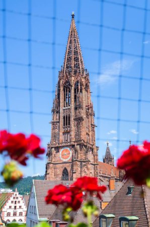 Foto de Freiburg Minster es la catedral de Freiburg im Breisgau, al suroeste de Alemania - foto vertical - Imagen libre de derechos