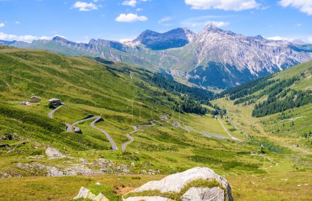 Landschaft Rundblick auf den Splugenpass in der Schweiz und seine Alpenstraße mit engen Serpentinen.