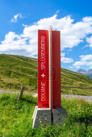 Téléchargez les photos : Splugenpass, Suisse - 9 juillet 2023 : Signature pour la douane suisse - contrôle frontalier entre la Suisse et l'Italie - sur Splugenberg avant le Splugenpass - en image libre de droit