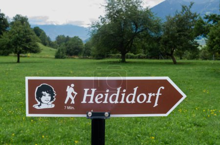 Téléchargez les photos : Maienfeld, Suisse - 25 juillet 2023 : Panneau de direction du village du personnage Heidi près de Maienfeld dans le canton suisse de Graubunden-Grisons. - en image libre de droit