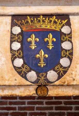 Foto de Amboise, Francia - 12 de agosto de 2023: El escudo de armas de la Francia moderna después de 1376: representando a las clases sociales medievales: trabajadores, luchadores y personas en oración. - Imagen libre de derechos