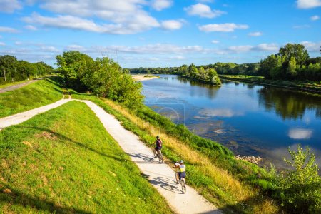Téléchargez les photos : Chatilllon sur Loire, France - 9 août 2023 : Cyclistes sur la piste cyclable de la Loire en France. - en image libre de droit
