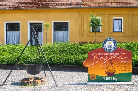 Téléchargez les photos : Lendava, Slovénie - 15 juillet 2023 : Le goulache bograc traditionnel est une spécialité culinaire. Le record Guinness a été atteint par la ville slovène de Lendava avec le plus grand Bograc au monde - en image libre de droit