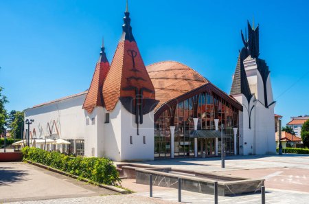 Téléchargez les photos : Lendava, Slovénie - 15 juillet 2023 : Bâtiment du Centre culturel Lendava-Lendva - Centre culturel kulturni - théâtre, bibliothèque, spectacles, concerts - en image libre de droit