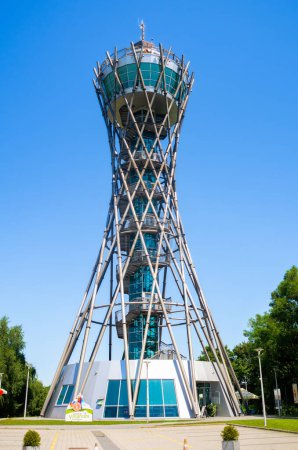 Téléchargez les photos : Lendava, Slovénie - 15 juillet 2023 : La tour d'observation du vinarium de Lendava, en Slovénie, offre une vue sur la région viticole de Lendava - en image libre de droit