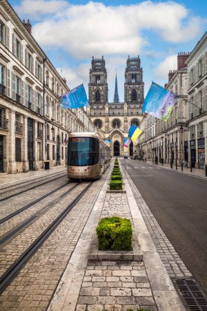 Téléchargez les photos : Orléans, France - 10 août 2023 : Rue d'Orléans, tramway moderne et cathédrale de la Sainte Croix. - en image libre de droit