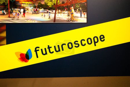 Téléchargez les photos : Poitiers, France - 14 août 2023 : Le Futuroscope est un parc d'attractions en France qui traite des technologies médiatiques du futur. Il est situé à Chasseneuil-du-Poitou, près de Poitiers - en image libre de droit